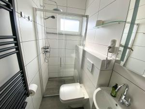 La petite salle de bains est pourvue d'un lavabo et de toilettes. dans l'établissement City Rooms Gede, à Leipzig