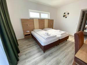 A bed or beds in a room at Limok Rooms