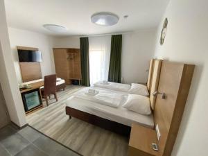 a hotel room with a bed and a living room at City Rooms Gede in Leipzig