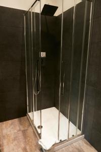 y baño con ducha y mampara de cristal. en LA CORTE LUXURY APARTMENT en Milán