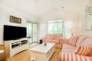 sala de estar con 2 sofás y TV de pantalla plana en Pinehurst 14-I en Pawleys Island