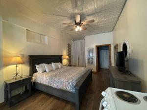 Schlafzimmer mit einem Bett und einem Deckenventilator in der Unterkunft Loft 4 - 1 of 5 downtown in Alpine
