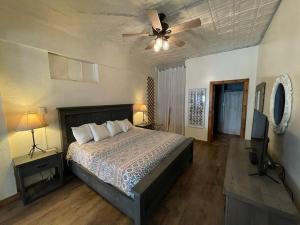 1 dormitorio con 1 cama y ventilador de techo en Loft 4 - 1 of 5 downtown en Alpine