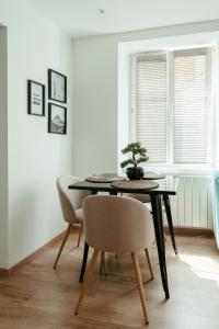 uma sala de jantar com mesa e cadeiras em La DOLCE Villetta - appartement de Standing em Mulhouse