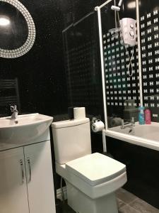bagno con servizi igienici bianchi e lavandino di Yado Hotel a Blackpool