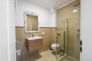 y baño con aseo, lavabo y ducha. en Armada Aparthotel, en Alba Iulia