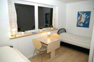 - une chambre avec une table, un lit et une fenêtre dans l'établissement Henne Strand Ferie Accommodation, à Hennebjerg