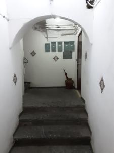 un corridoio in un edificio con parete bianca di La Casa di Rosy a Napoli