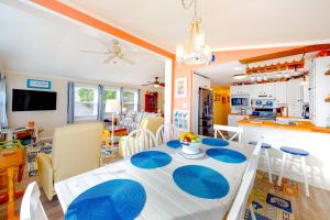 uma cozinha e sala de jantar com mesa e cadeiras em Montego Bay - 197 Pine Tree Road em Ocean City