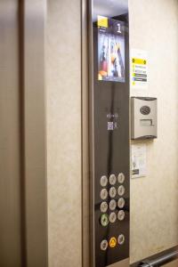 a machine with a control panel on a elevator at Hotel Bracamonte in Peñaranda de Bracamonte