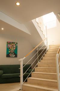 een trap in een huis met een groene bank bij Hotel Bracamonte in Peñaranda de Bracamonte