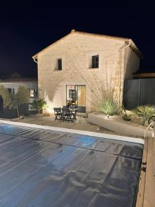 ein Haus und ein Pool vor einem Haus in der Unterkunft Maison chaleureuse avec piscine et parking in Saint-Gelais