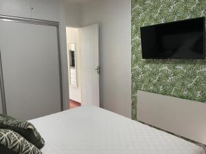 TV at/o entertainment center sa Flats apart hotel marinas Carneiros - vista p mar