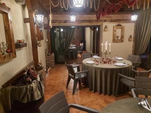 ein großes Esszimmer mit einem Tisch und Stühlen in der Unterkunft CASA LUCA in Moldova Nouă