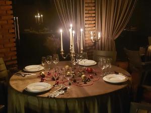 einen Tisch mit Kerzen und Weihnachtsdekorationen darauf in der Unterkunft CASA LUCA in Moldova Nouă