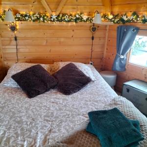 Postel nebo postele na pokoji v ubytování Cabane des lutins - Belle Fleur