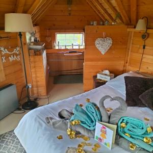 Postel nebo postele na pokoji v ubytování Cabane des lutins - Belle Fleur