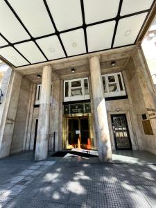 un grand bâtiment avec des colonnes devant lui dans l'établissement Bristol Hotel, à Buenos Aires