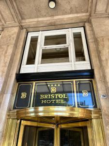 uma porta da frente para um hotel britânico em Bristol Hotel em Buenos Aires