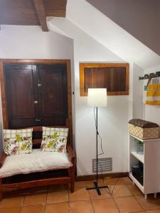 1 dormitorio con 1 cama y 1 lámpara en una habitación en Aventina Holiday Home, en Burcèi