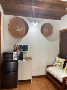 cocina con nevera y microondas en la pared en Aventina Holiday Home, en Burcèi