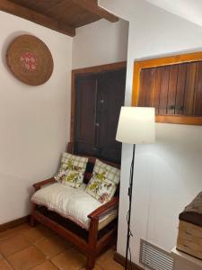 una habitación con un banco con una lámpara y una pared en Aventina Holiday Home, en Burcèi 86 fotos más