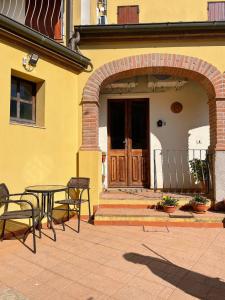 Un patio con una mesa y sillas frente a un edificio. en Aventina Holiday Home, en Burcèi