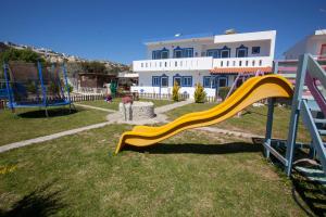 un parco giochi con scivolo di fronte a un edificio di Villa Bel Passo Apartments a Kefalos