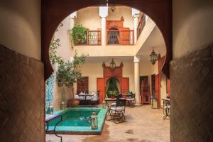 un arco en un edificio con piscina en Riad Couleurs du Sud, en Marrakech
