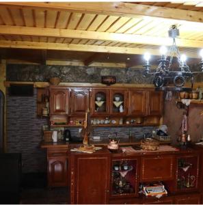 uma cozinha com armários de madeira e uma bancada em PrenocisteMelinaSjenica em Sjenica