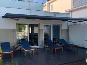 ポボア・デ・バルジンにあるCasa Beirizの青い椅子が並ぶパティオ