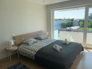 ポボア・デ・バルジンにあるCasa Beirizのベッドルーム1室(ベッド1台、動物2匹の詰め物付) +19枚の写真