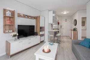 TV a/nebo společenská místnost v ubytování Varandas do Lido I by An Island Apart