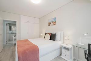 Postel nebo postele na pokoji v ubytování Varandas do Lido I by An Island Apart + 12 fotografií