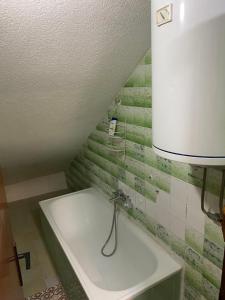 baño con lavabo y lámpara. en Lav Apartments, en Bihać