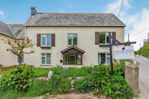 ein Haus mit einem Schild davor in der Unterkunft Whitestone in Ilfracombe