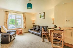 ein Wohnzimmer mit Sofa und Tisch in der Unterkunft Whitestone in Ilfracombe