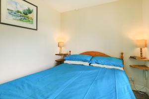 イフラクームにあるWhitestoneのベッドルーム1室(青いベッド1台、青い枕2つ付)
