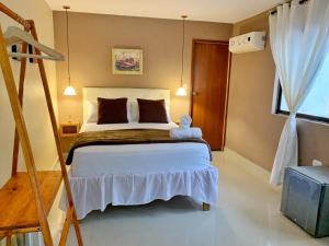 een slaapkamer met een groot bed in een kamer bij La Casablanca Tayrona House in Calabazo
