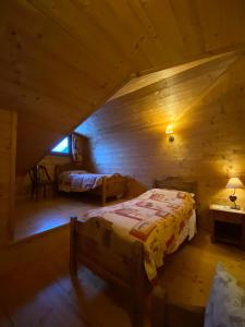 Voodi või voodid majutusasutuse Hotel L'Artisin toas