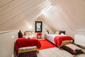 2 camas en una habitación con ático en CASA FIR - Chalet Individual, único en Formigal en Formigal