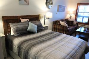 a bedroom with a large bed and a couch at *APRES SKI STUDIO IN THE HEART OF THE VILLAGE! in Snowshoe