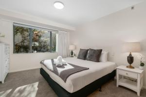 een slaapkamer met een groot bed en een raam bij Atanga View in Queenstown