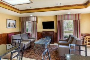 a waiting room with couches and a flat screen tv at Best Western Lindale Inn in Lindale