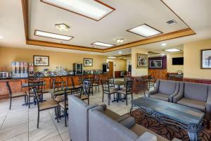 a lobby with a bar and some chairs and tables at Best Western Lindale Inn in Lindale