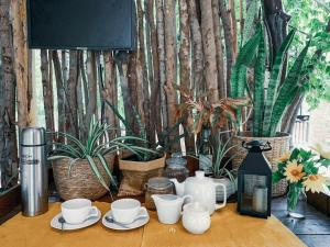 Příslušenství pro přípravu čaje a kávy v ubytování Camp Leopard - Yala Safari Glamping + 37 fotografií