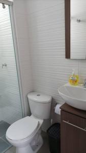 Łazienka z białą toaletą i umywalką w obiekcie Excelente Apartamento en Girardot w mieście Girardot