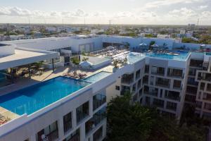 una vista aérea de un edificio con piscina en IPANA Luxury Apartments by Vacaciones.Yeah, en Playa del Carmen