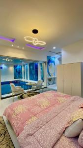 um quarto com uma cama grande e uma colcha rosa em جنة الطائف em Taif