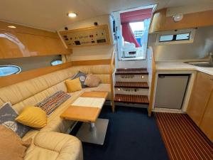 sala de estar con sofá y cocina en una cabaña en Cozy yacht lodge in Barcelona with boat tour option, en Barcelona